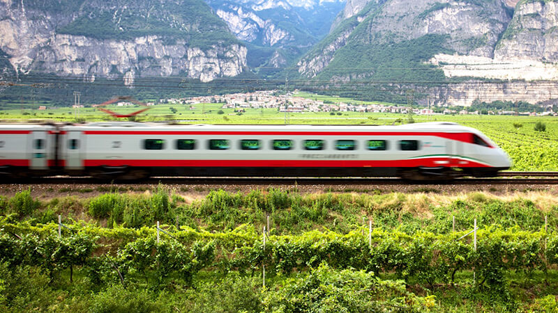 Visão panorâmica de trem na Itália