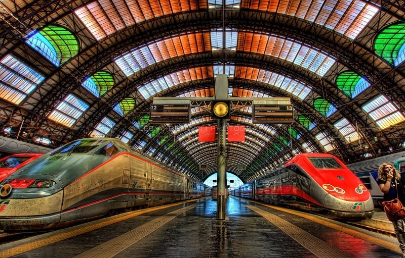 Trens na estação Milano Centrale
