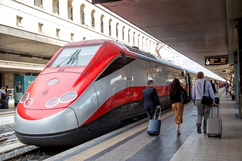 Trem na Estação Roma Termini na Itália