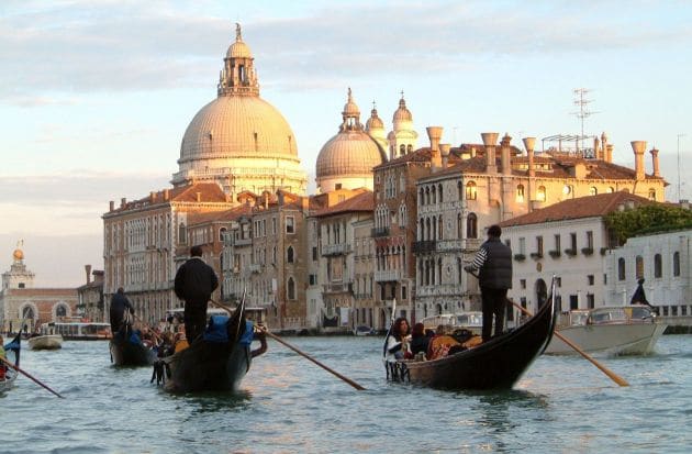 Turismo nas gôndolas em Veneza