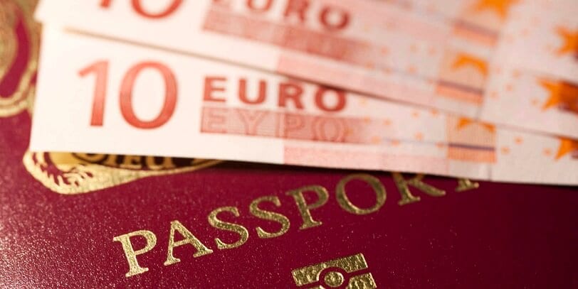 Passaporte e dinheiro para levar para Veneza