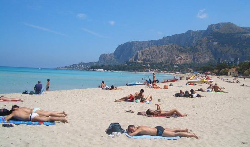  Praia de Sferracavallo em Palermo 