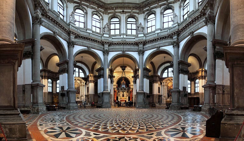 Interior da Basílica de Santa Maria della Salute em Veneza