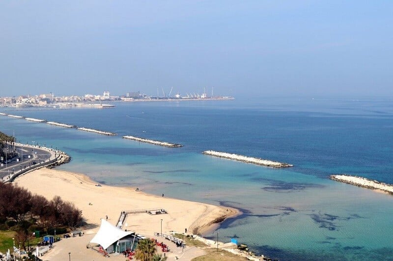 Vista da praia Pane e Pomodoro em Bari na Itália