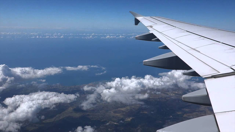 Viagem de avião com destino para Nápoles