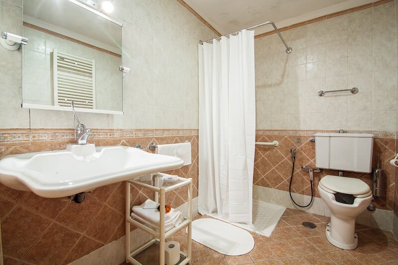 Banheiro adaptado no Hotel Pomezia em Roma