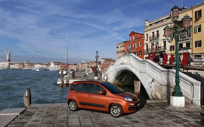 Carro estacionado perto de canal em Veneza