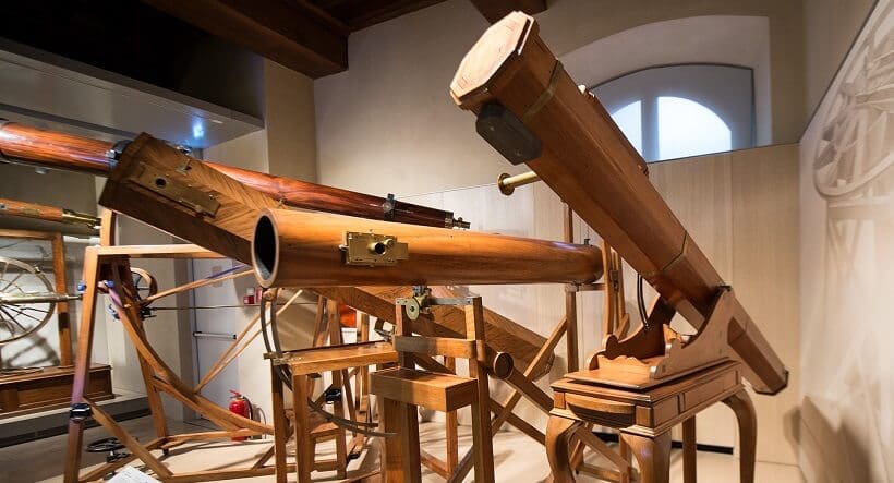 Telescópios expostos no Museu Galileo em Florença