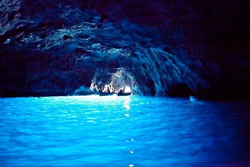 Interior da gruta azul na ilha de Capri