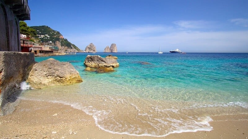 Praia em Marina Piccola na Ilha de Capri