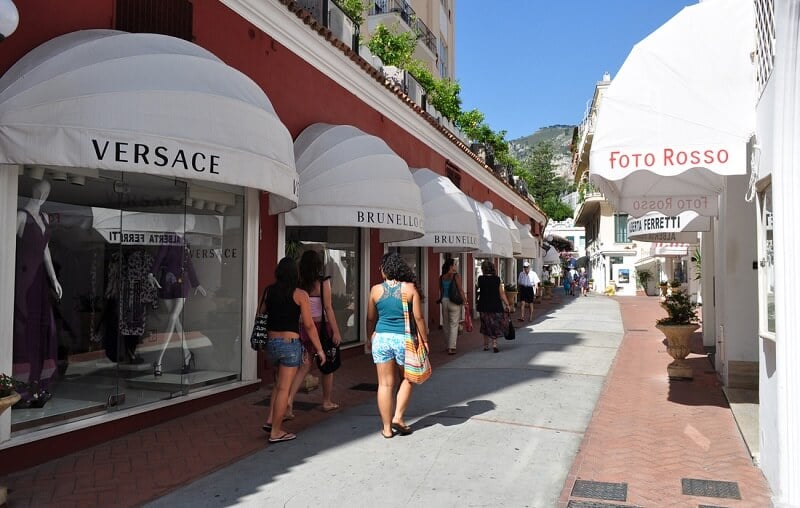 Lojas de marca na Via Camerelle na Ilha de Capri