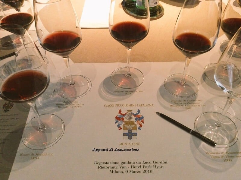 Vinhos para degustação na fábrica de vinhos Ciacci Piccolomini d'Aragona