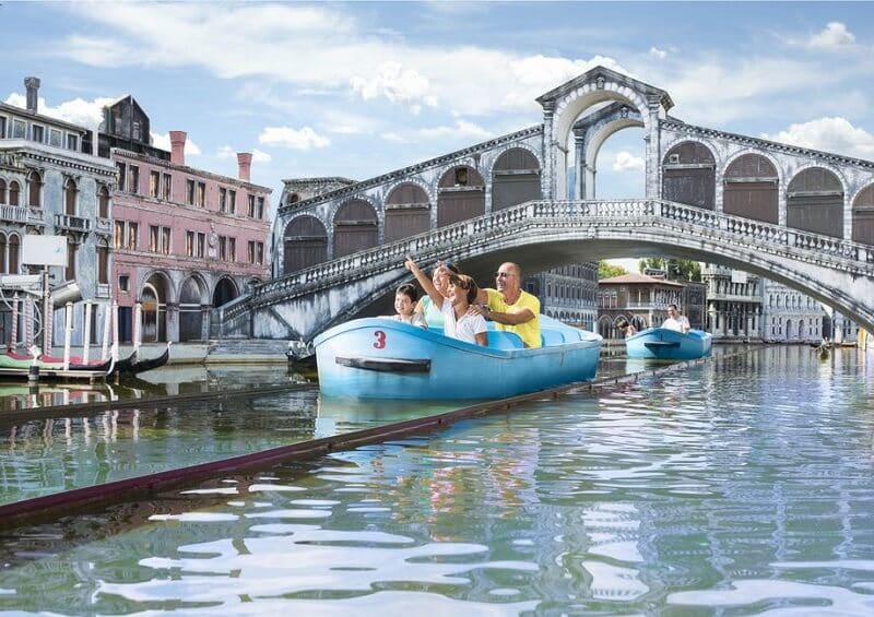Visitantes do parque passeado pela Veneza em miniatura