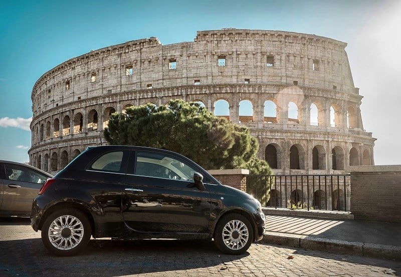 Carro estacionado próximo ao Coliseu de Roma