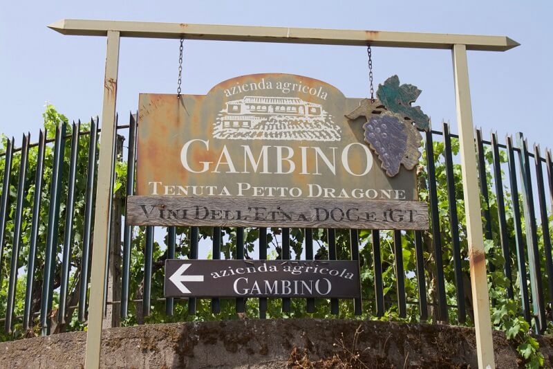 Placa que sinaliza a entrada para a Gambino Vini