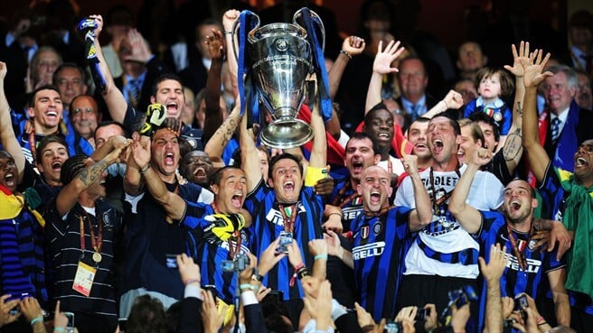 Jogadores do Inter de Milão levantando taça