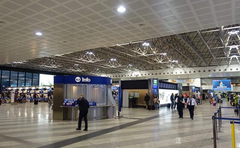 Interior do aeroporto de Milão