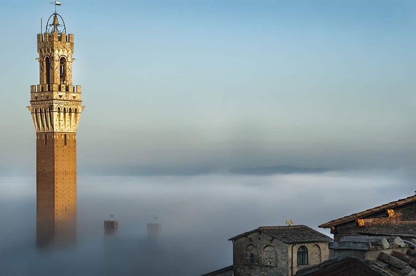 Topo da Torre del Mangia em Siena