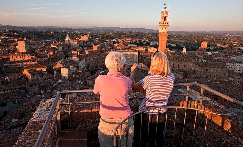 Visitantes no topo da Torre del Mangia em Siena