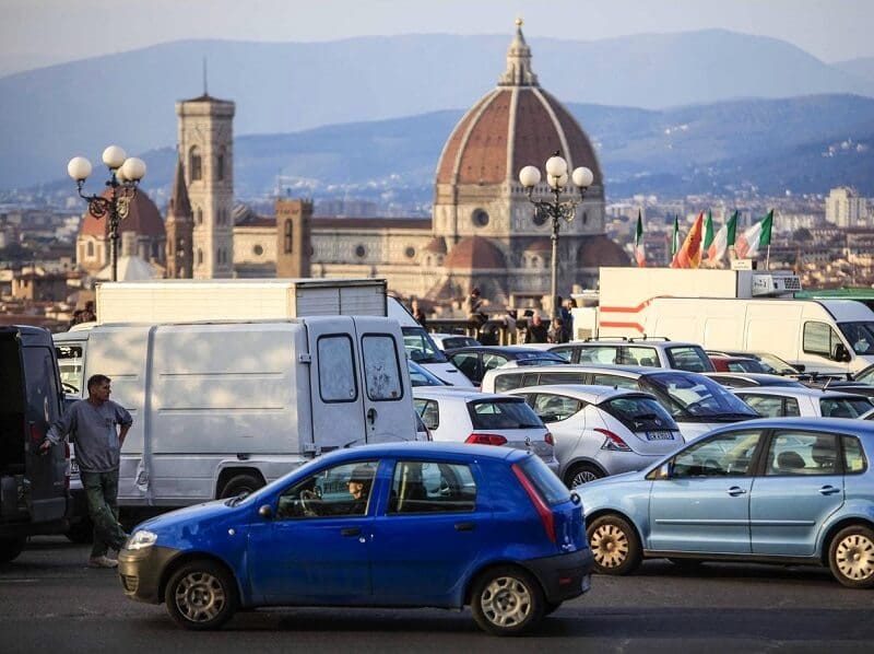 Carros estacionados e cidade de Florença ao fundo