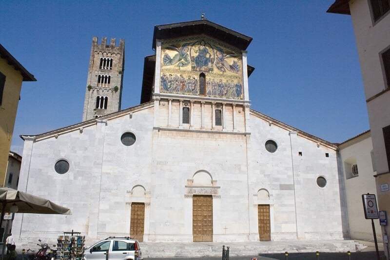 Fachada da Basílica de São Frediano em Lucca