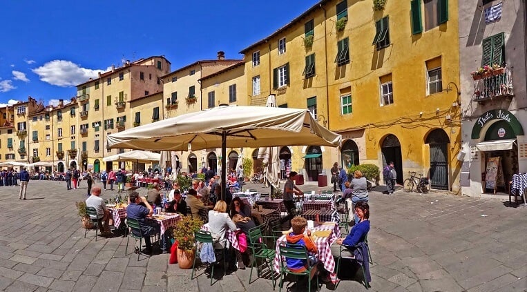 Restaurante ao ar livre na Piazza dell'Anfiteatro