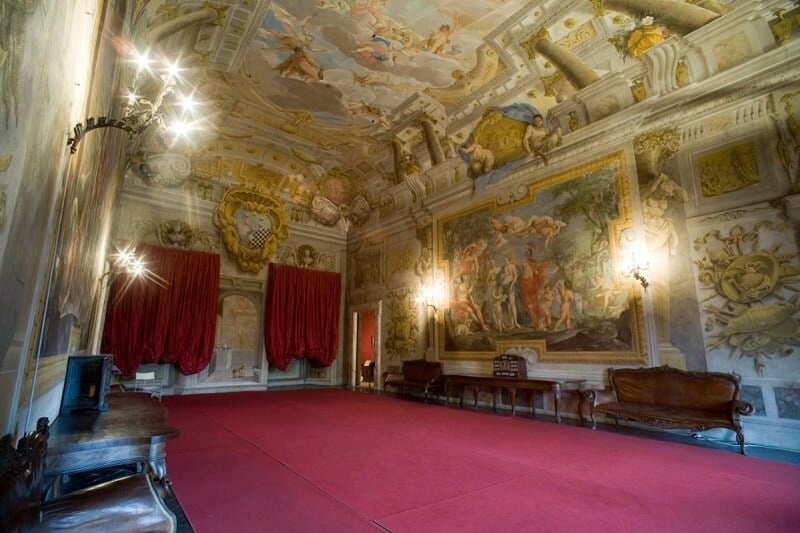 Afrescos nas paredes e teto odo Palazzo Mansi