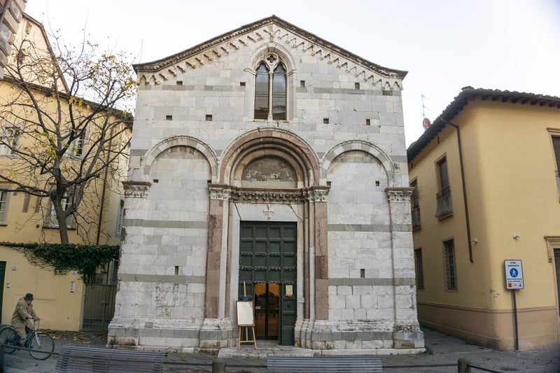 Fachada da Chiesa Santa Giulia em Lucca