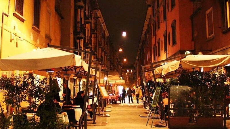 Rua de bares em Milão