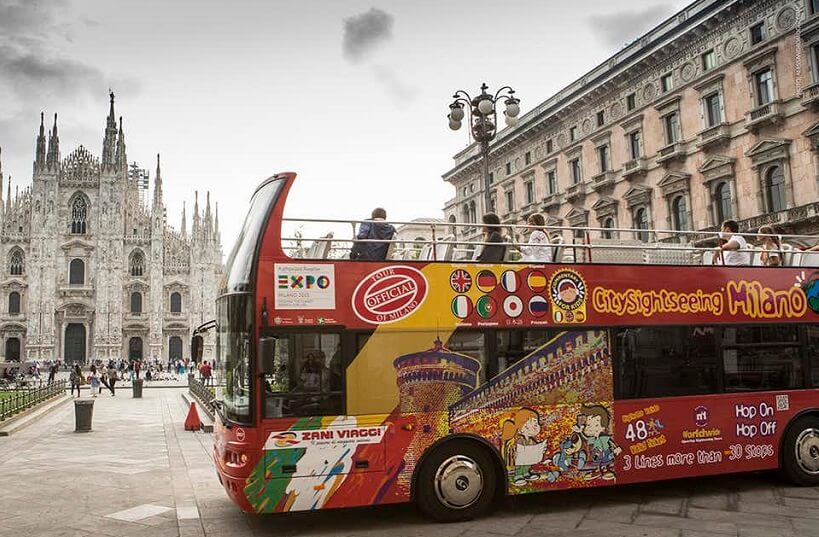 Ônibus Hop on Hop off perto da Catedral de Milão