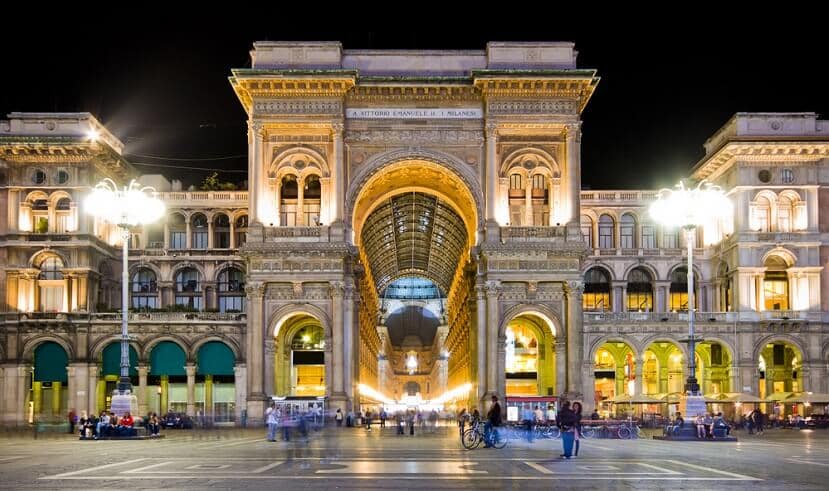 Galeria Vittorio Emanuele II iluminada durante a noite