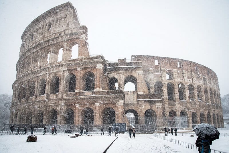 Neve no Coliseu de Roma durante inverno na cidade