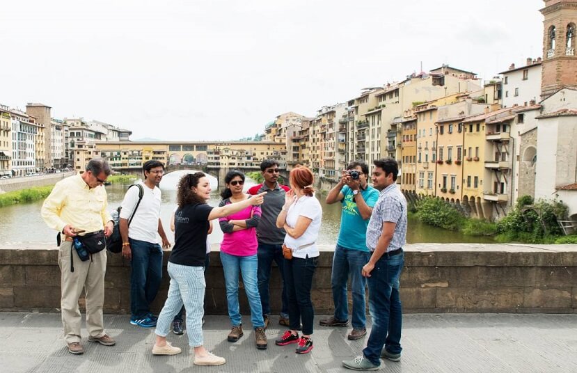 Visitantes fazendo tour em Florença