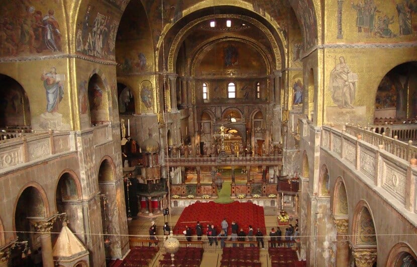 Interior da Basílica de São Marcos em Veneza na Itália