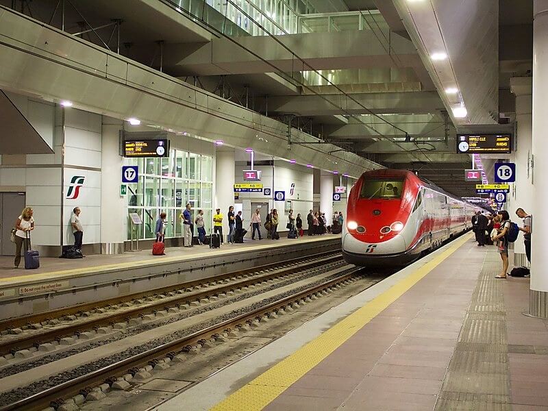 Trem na Estação Central de Bolonha
