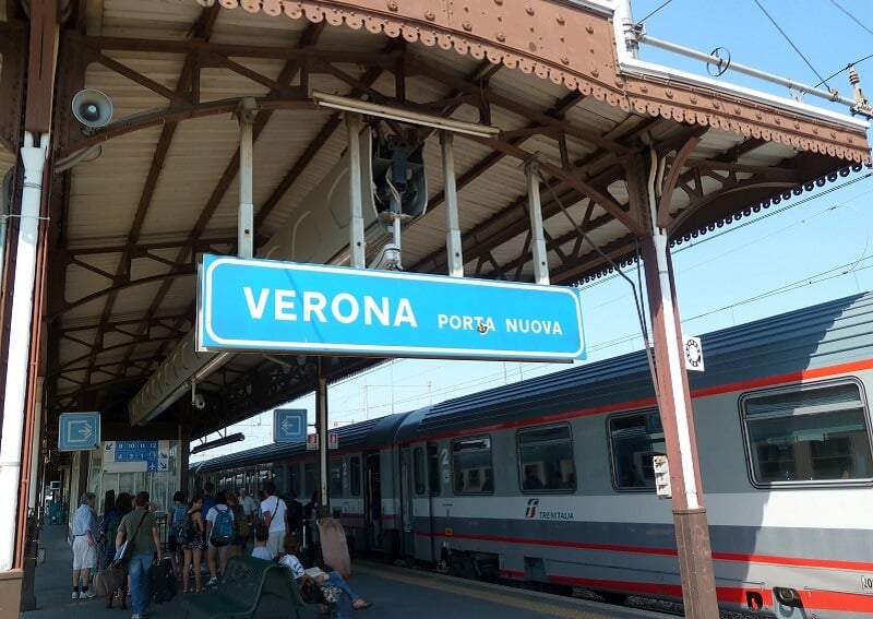 Trem na estação Verona Porta Nuova