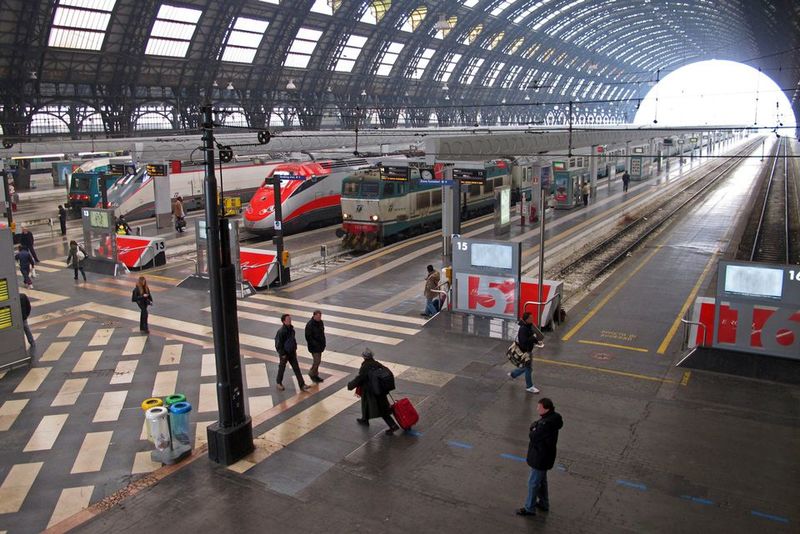 Trens na estação de metrô de Milão