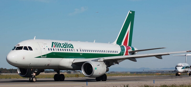 Avião da Alitalia na pista do aeroporto