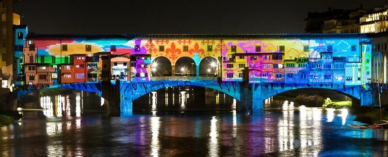 Ponte Vecchio com projeção de luzes em Florença
