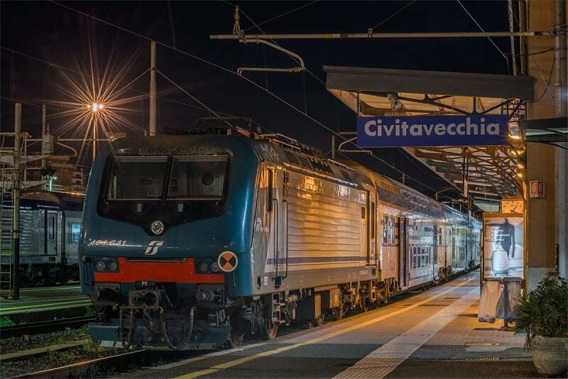 Trem na estação Civitavecchia na Itália