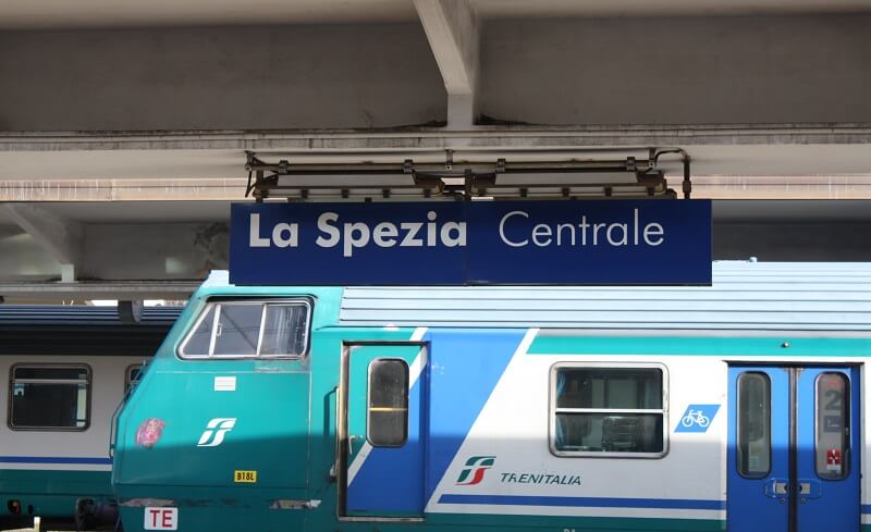 Trem na estação La Spezia Centrale