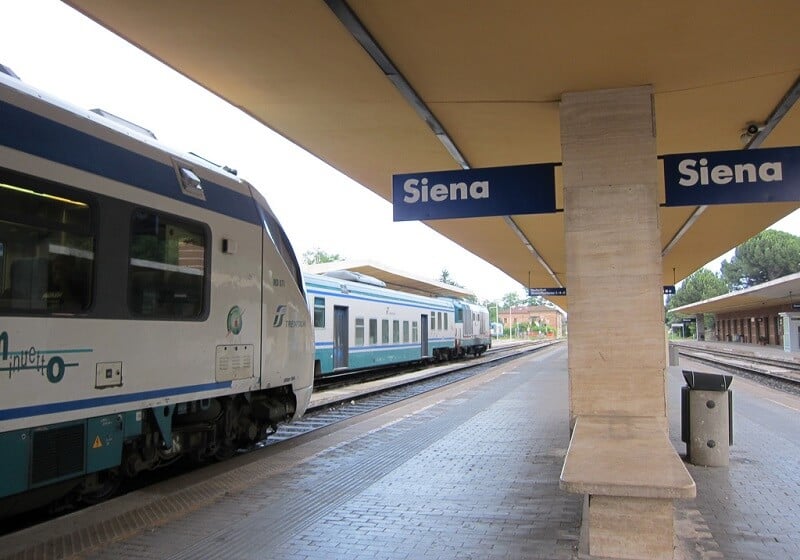 Trem na estação Siena na Itália