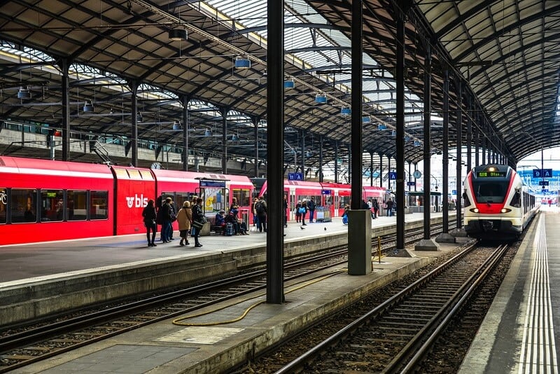 Trens na estação Lucerna na Suíça