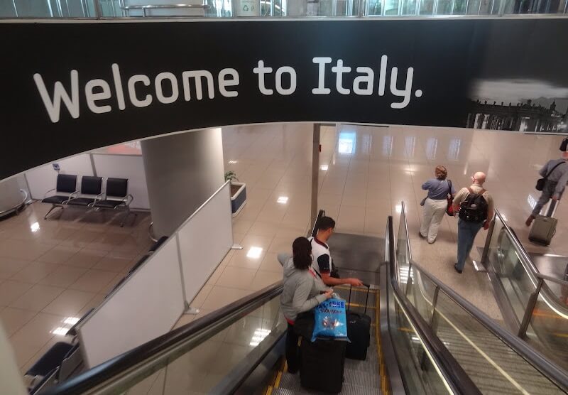 Placa escrito Bem-vindo a Itália em inglês