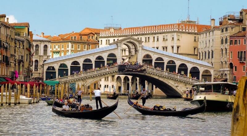 Pessoas fazendo passeio de gôndola em Veneza