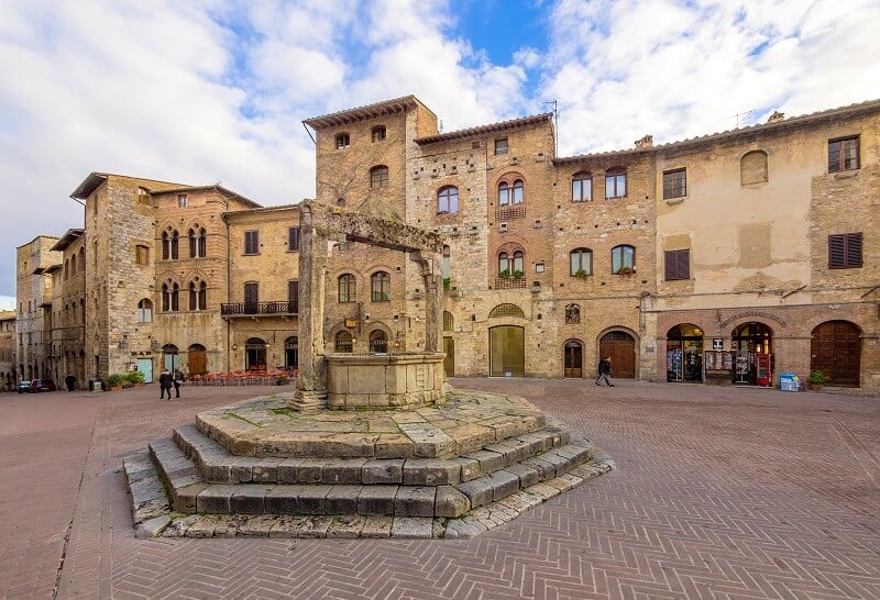 Piazza della Cisterna em San Gimignano na Toscana