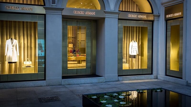 Loja da marca Giorgio Armani no quadrilátero da moda em Milão