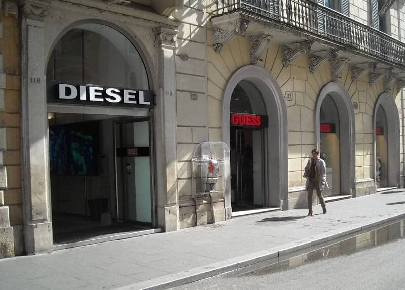 Lojas das marcas Diesel e Guess na Via del Corso em Roma