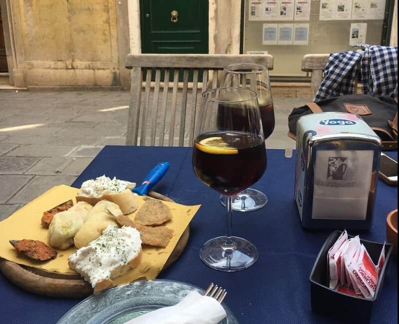 Drinks e aperitivos no Bacaro Quebrado em Veneza