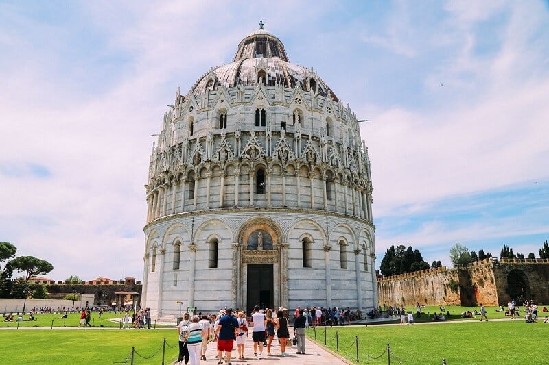 Pessoas na Praça dos Milagres em Pisa no verão